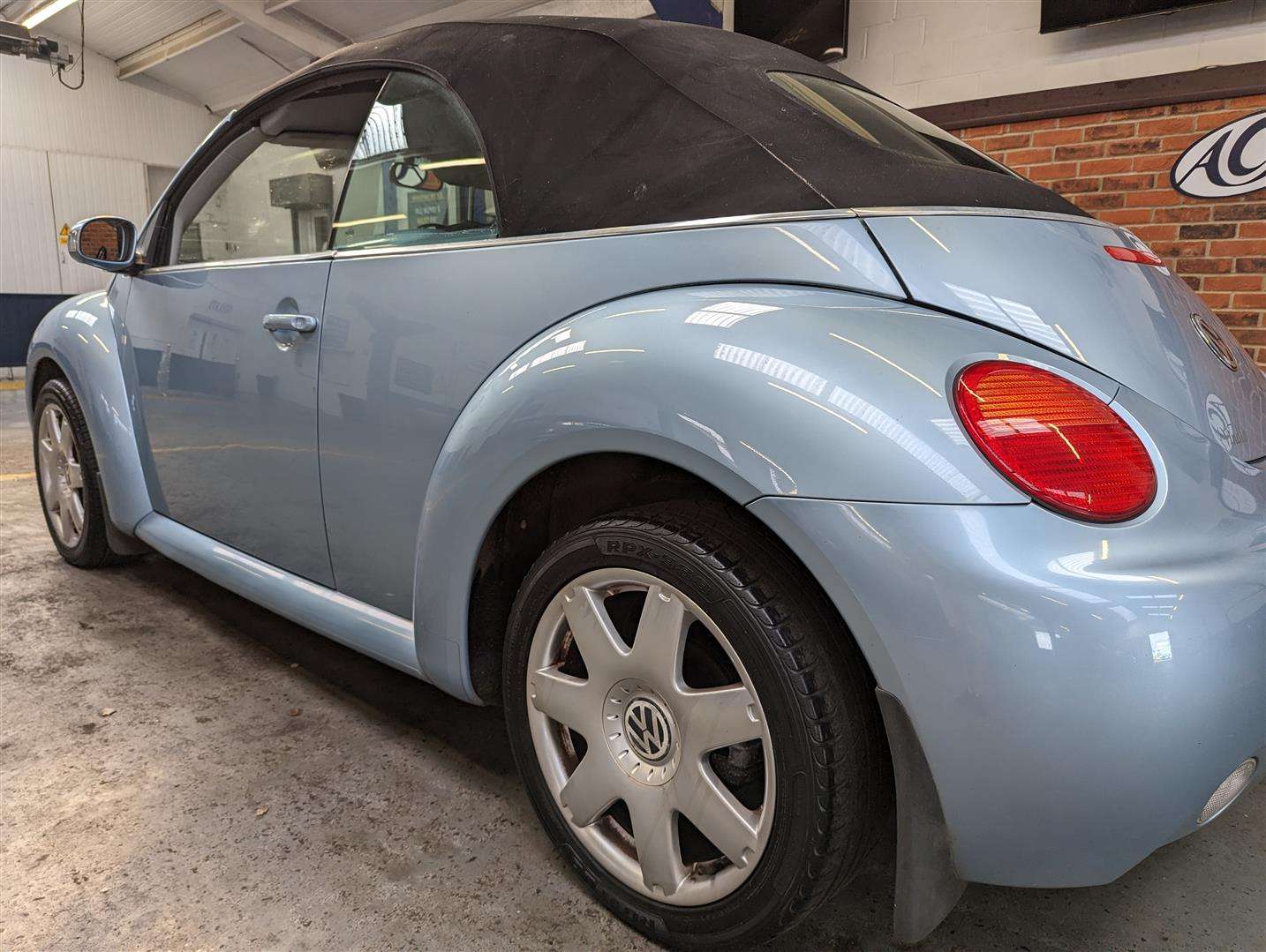 <p>2004 VOLKSWAGEN BEETLE CABRIOLET</p>