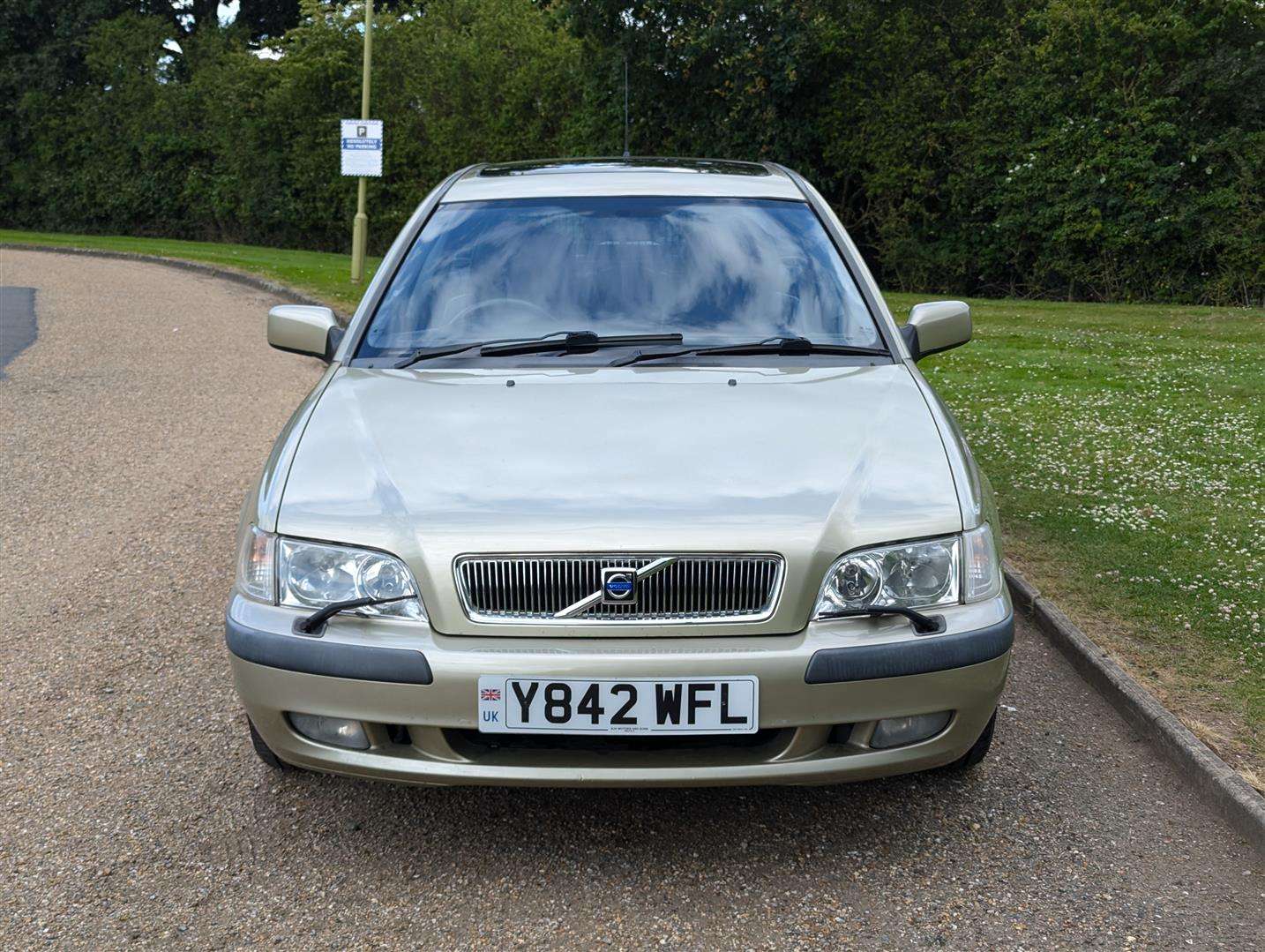 <p>2001 VOLVO V40 SE AUTO</p>