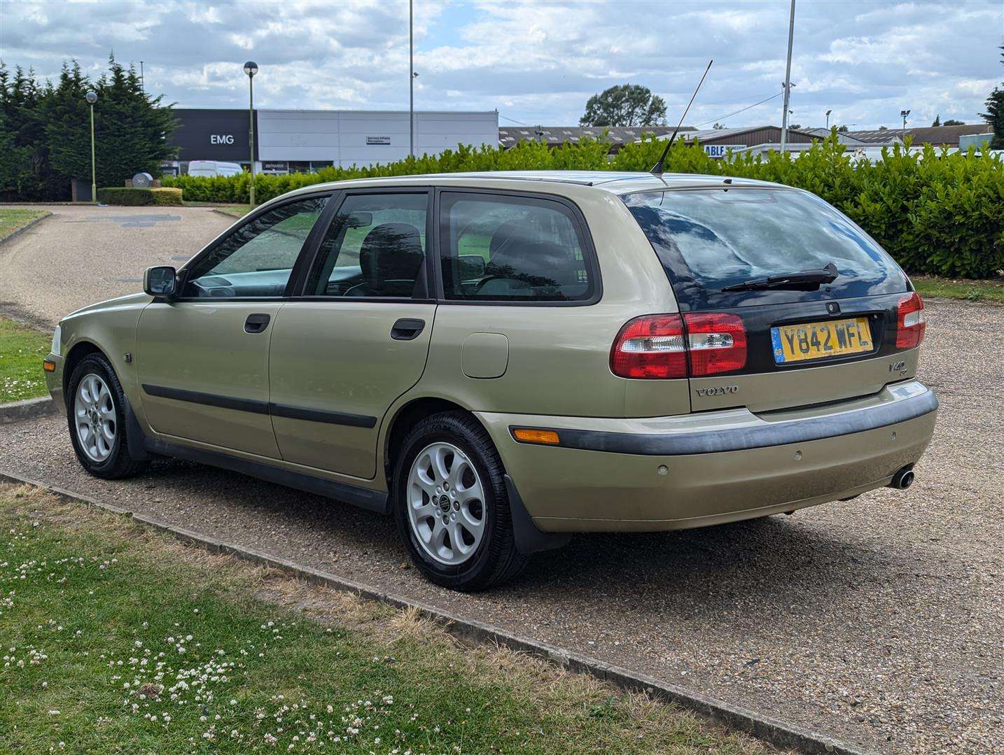 <p>2001 VOLVO V40 SE AUTO</p>