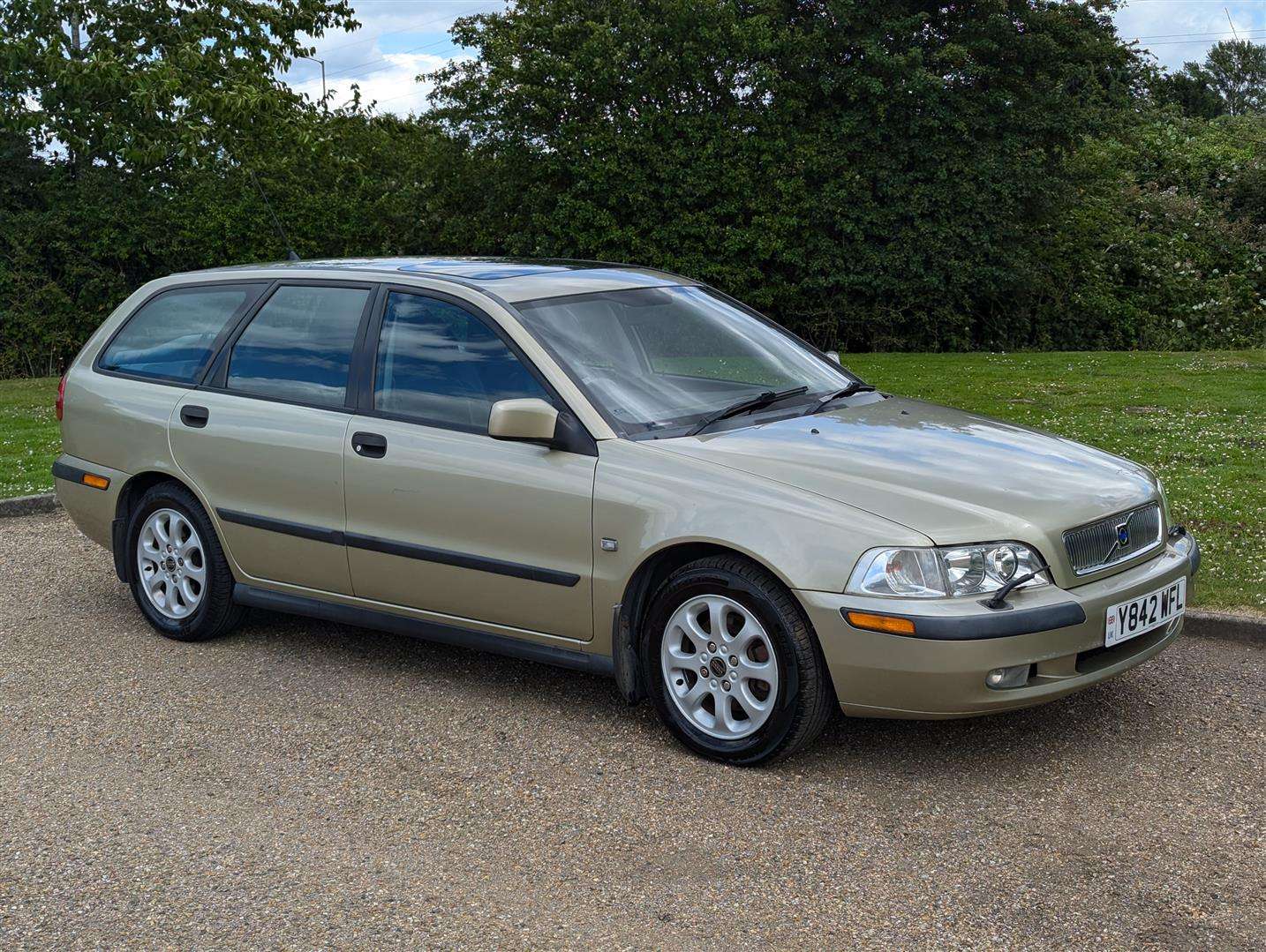 <p>2001 VOLVO V40 SE AUTO</p>