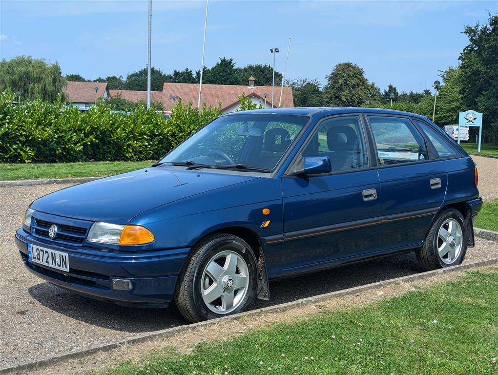 <p>1994 VAUXHALL ASTRA CESARO</p>