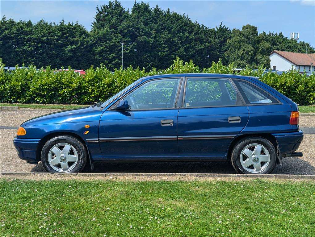 <p>1994 VAUXHALL ASTRA CESARO</p>