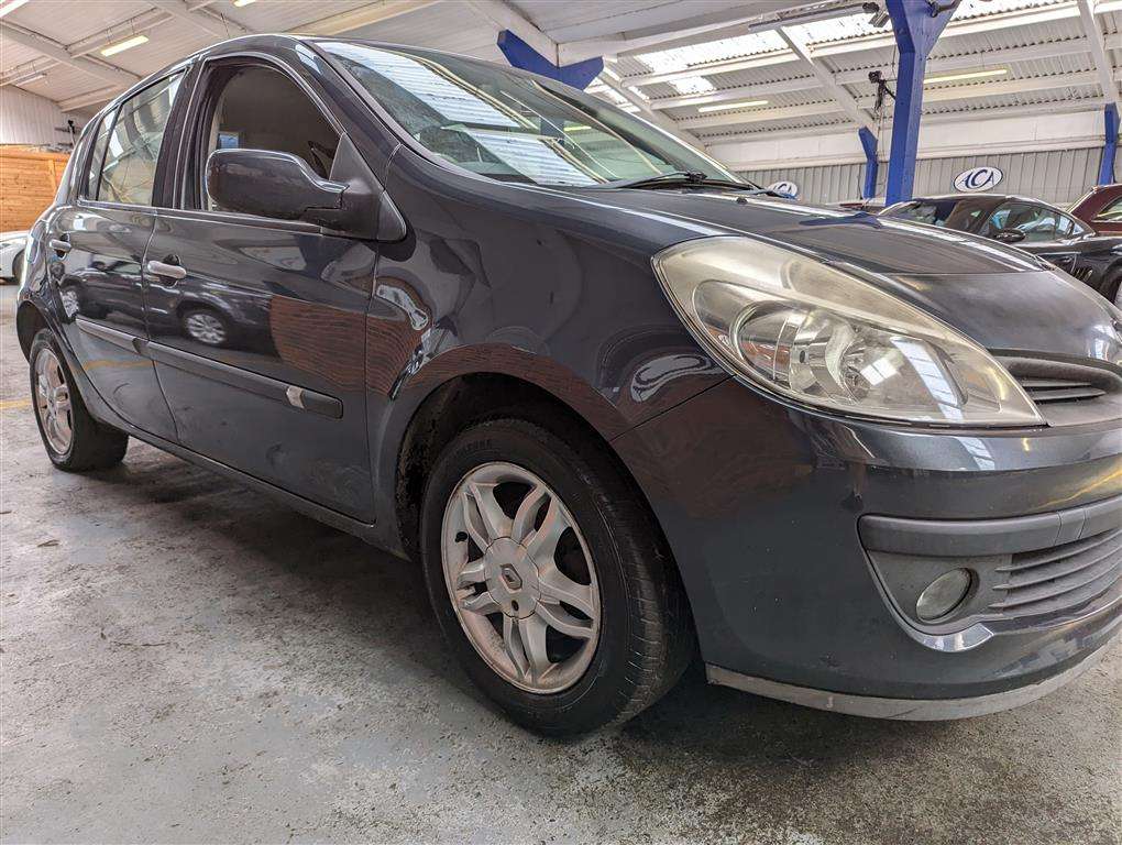 <p>2006 RENAULT CLIO</p>