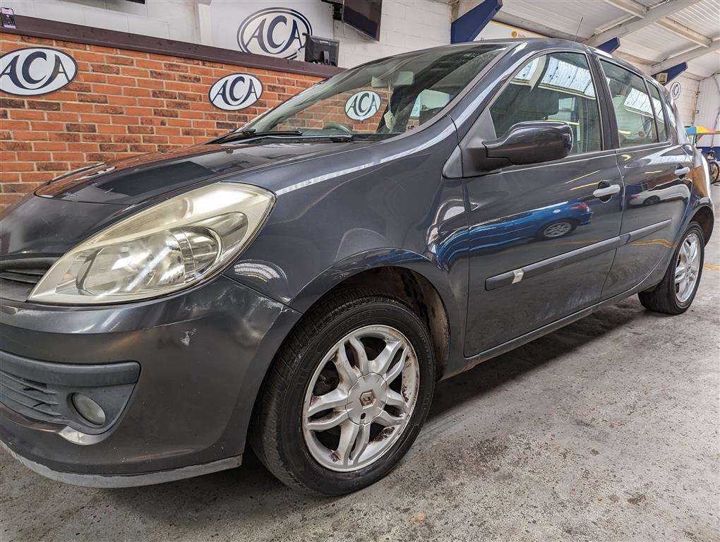 <p>2006 RENAULT CLIO</p>