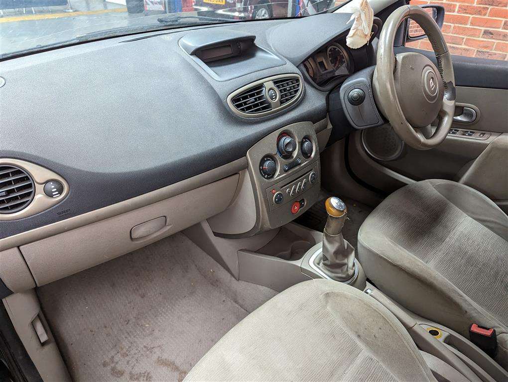 <p>2006 RENAULT CLIO</p>