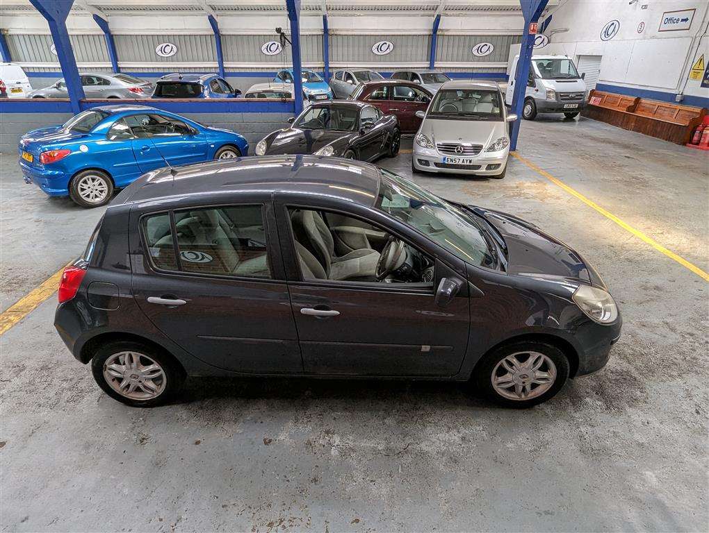 <p>2006 RENAULT CLIO</p>