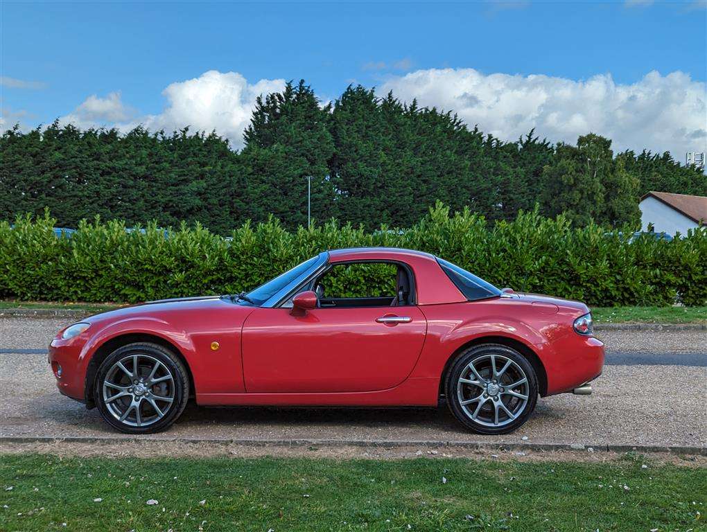 <p>2005 MAZDA MX-5 LAUNCH EDITION</p>