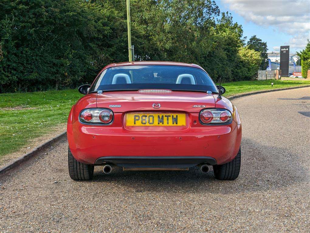 <p>2005 MAZDA MX-5 LAUNCH EDITION</p>