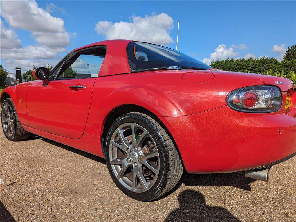 <p>2005 MAZDA MX-5 LAUNCH EDITION</p>