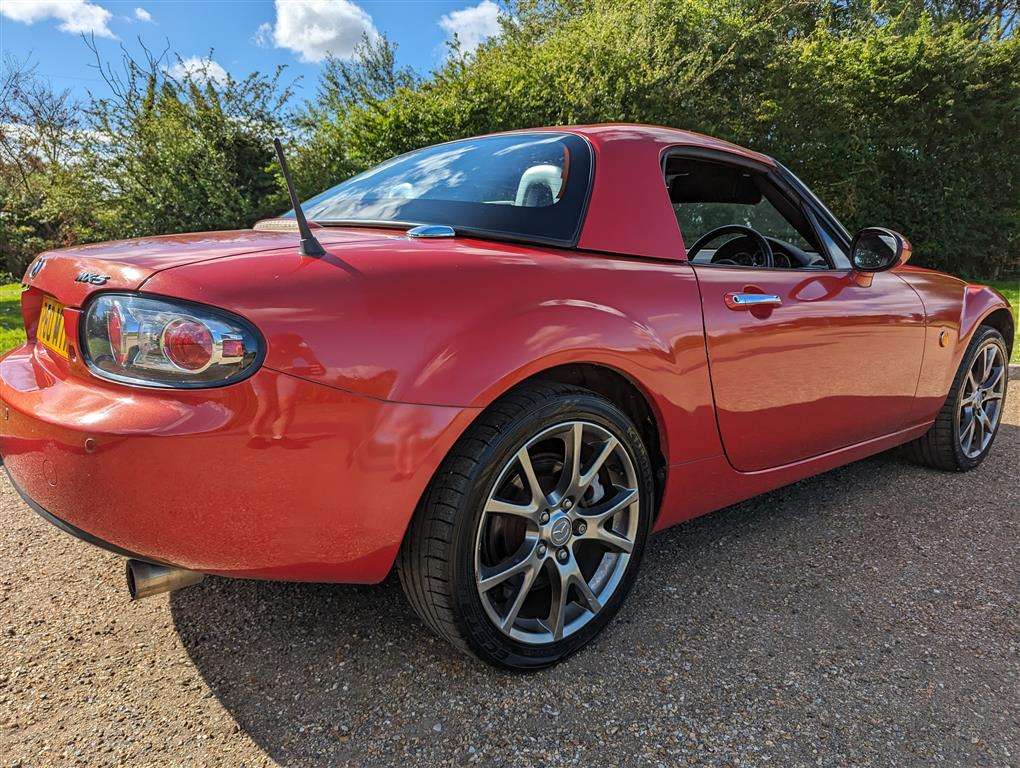 <p>2005 MAZDA MX-5 LAUNCH EDITION</p>