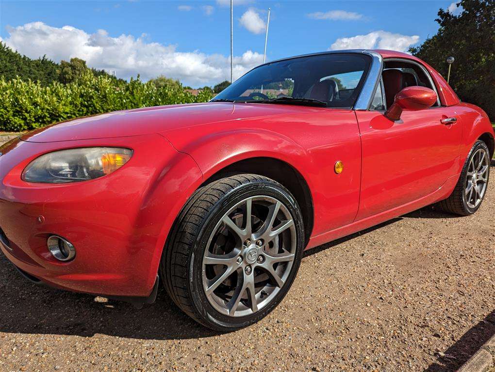 <p>2005 MAZDA MX-5 LAUNCH EDITION</p>