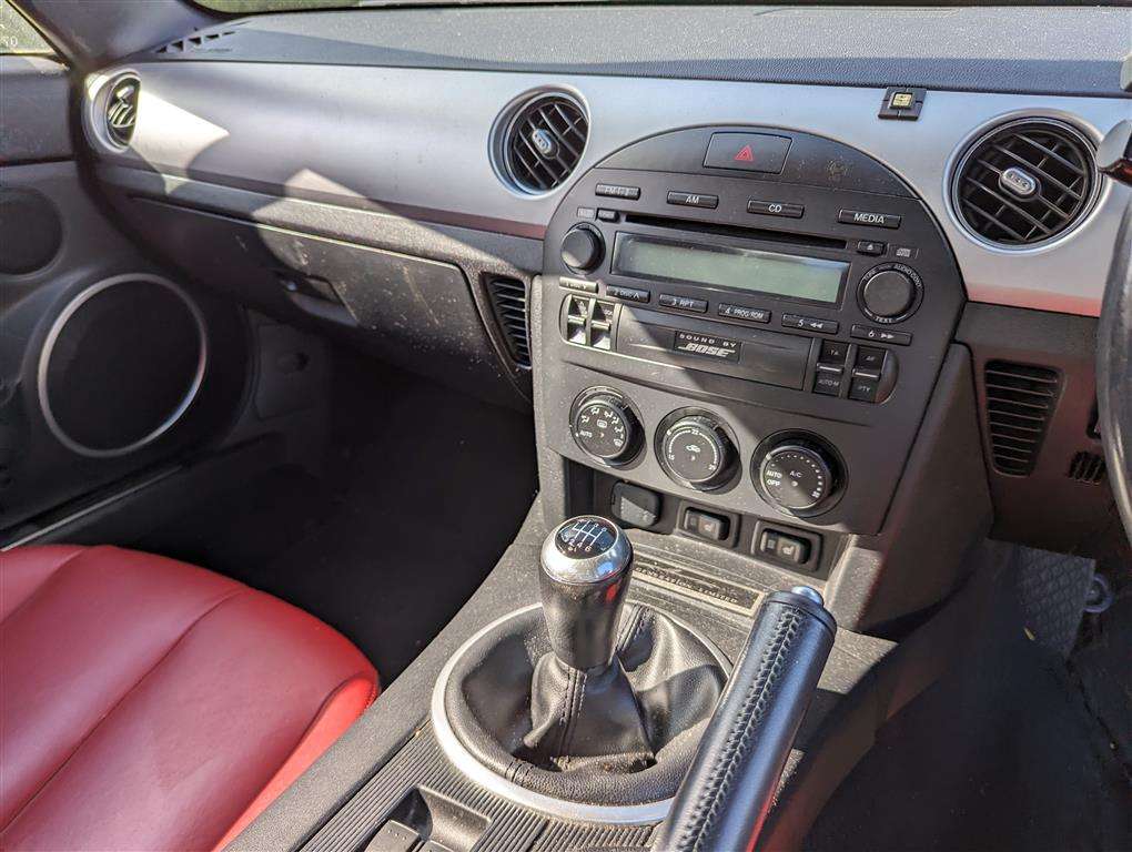 <p>2005 MAZDA MX-5 LAUNCH EDITION</p>