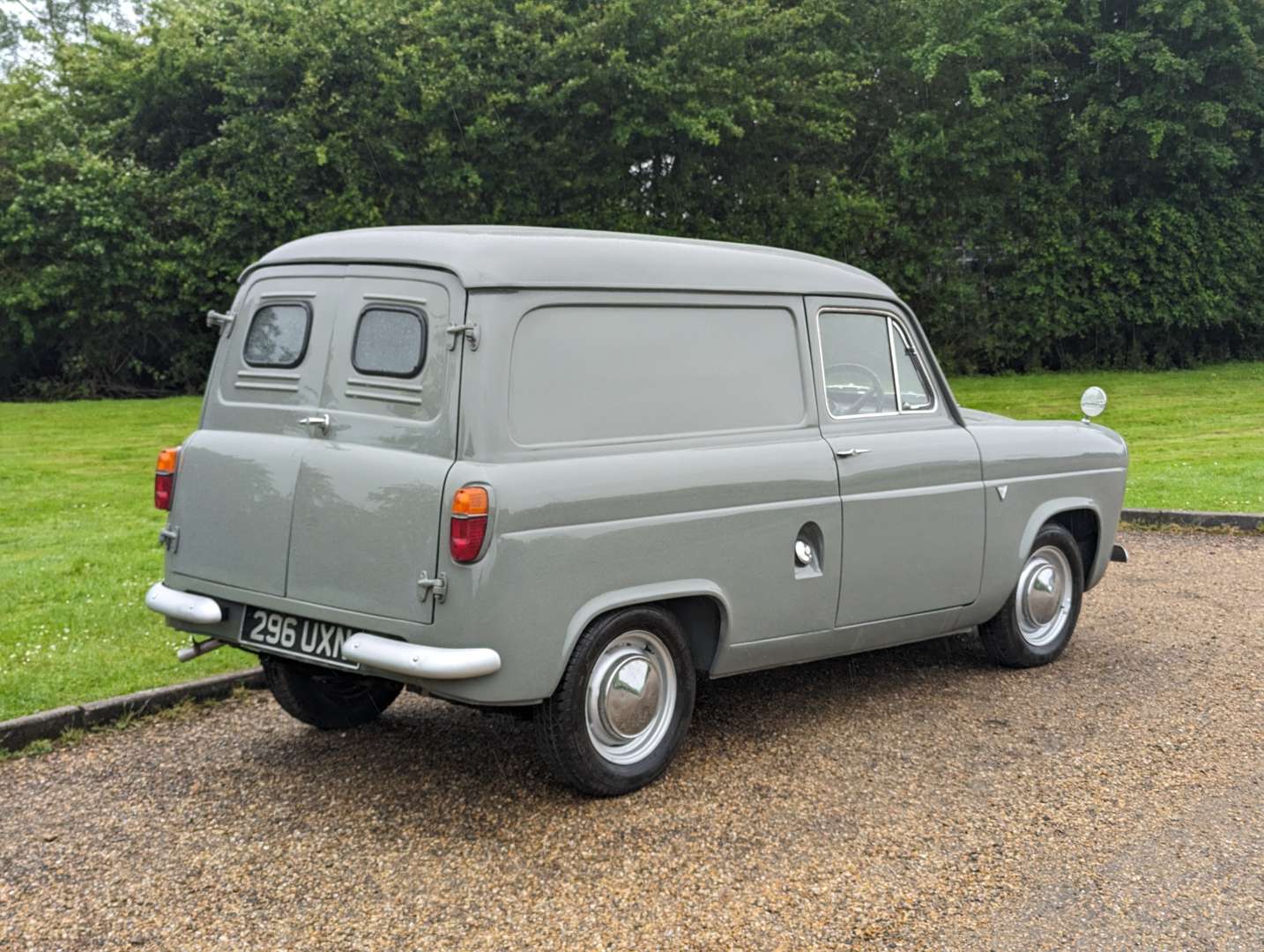 <p>1960 FORD THAMES VAN</p>