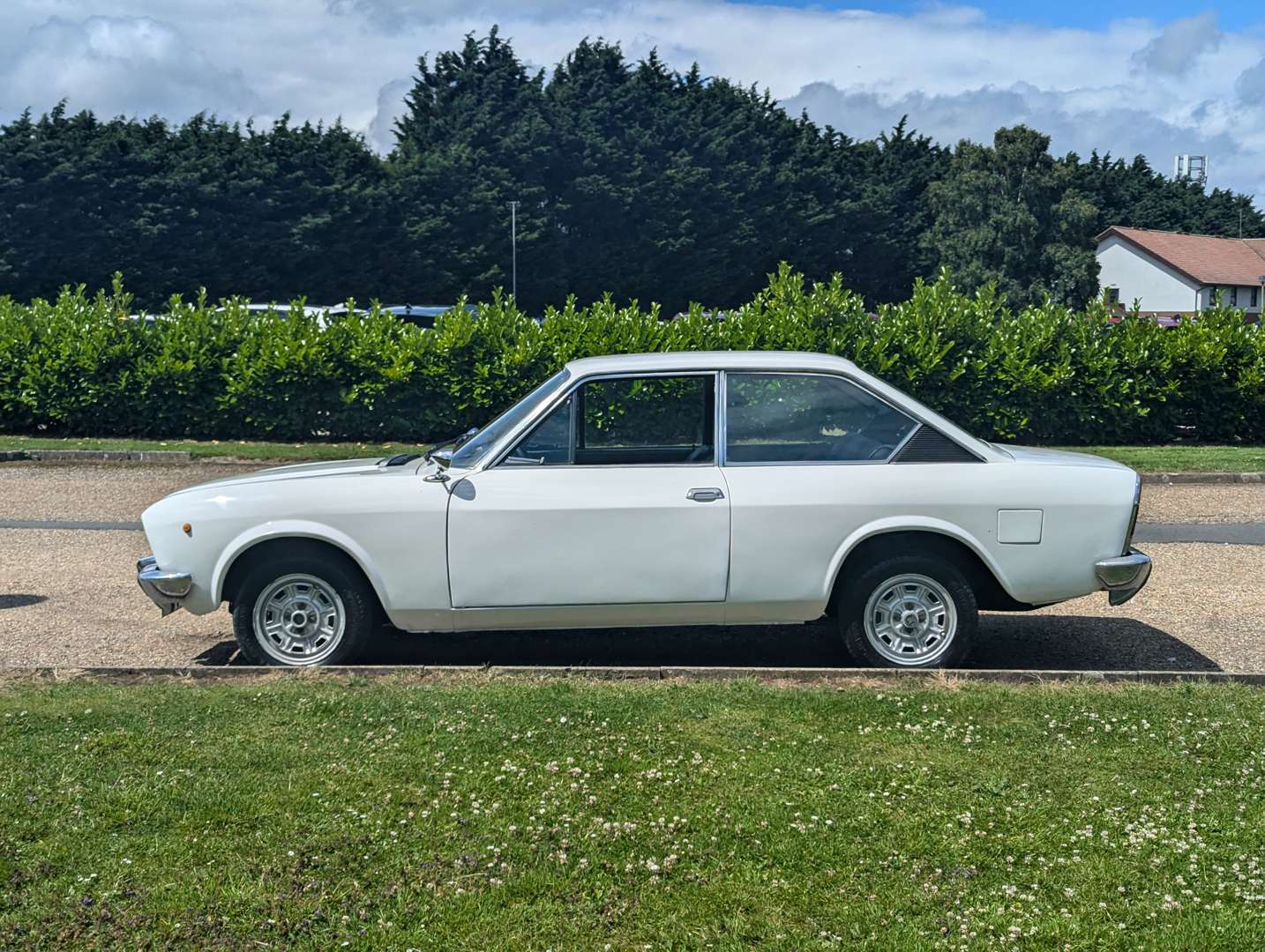 <p>1975 FIAT 124 COUPE LHD&nbsp;</p>