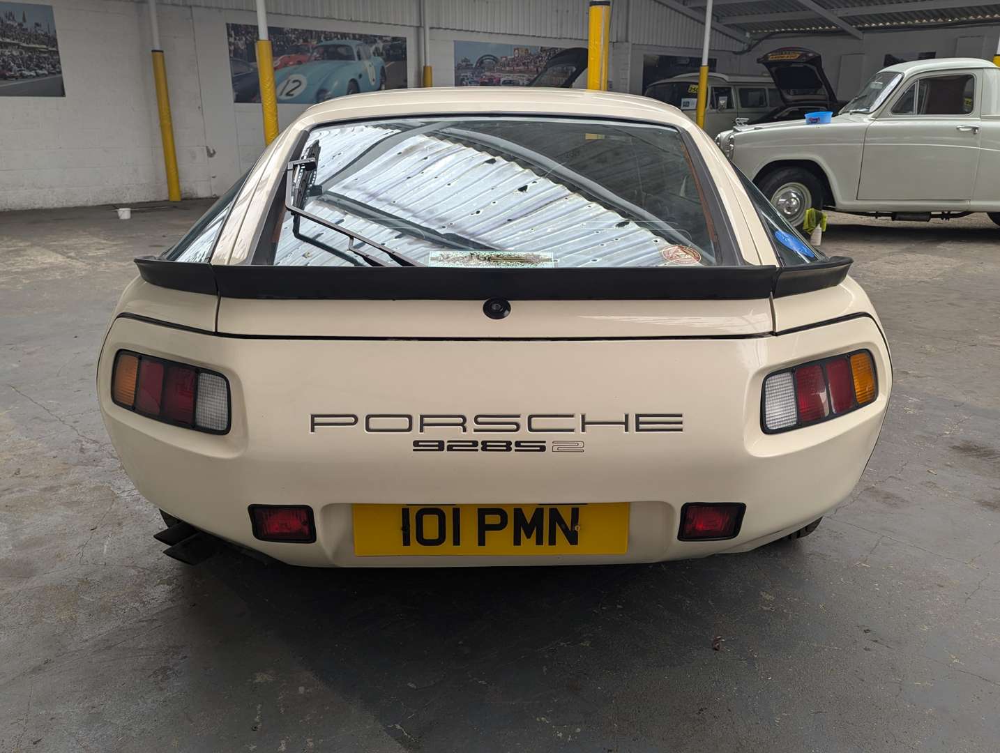 <p>1985 PORSCHE 928 S2&nbsp;</p>