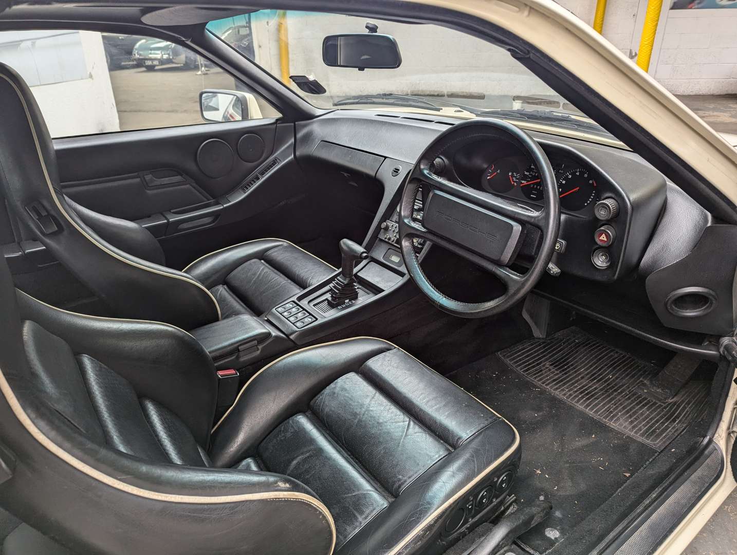 <p>1985 PORSCHE 928 S2&nbsp;</p>