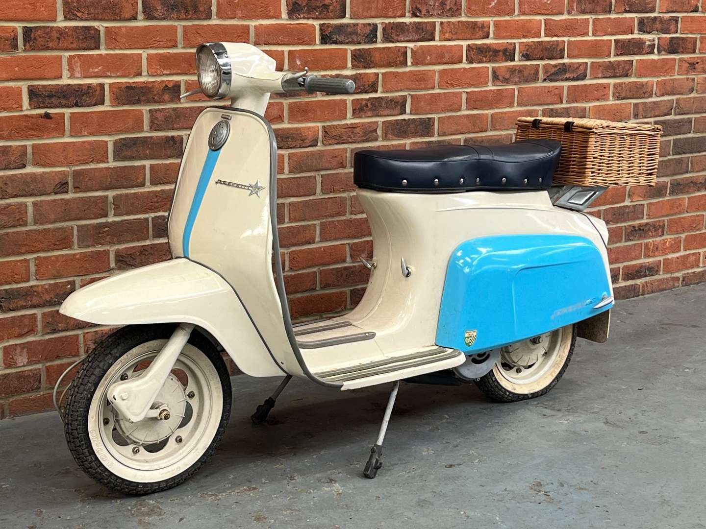 <p>1968 LAMBRETTA 125</p>