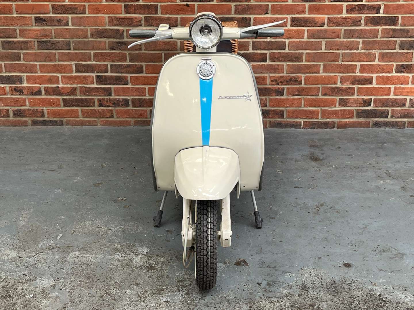 <p>1968 LAMBRETTA 125</p>