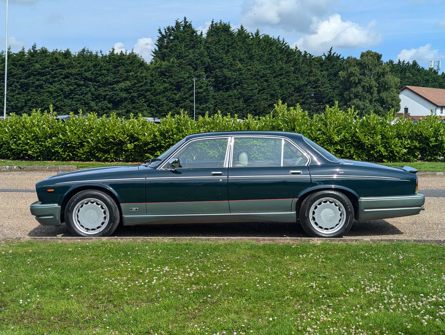 <p>1992 DAIMLER DOUBLE SIX TWR AUTO</p>