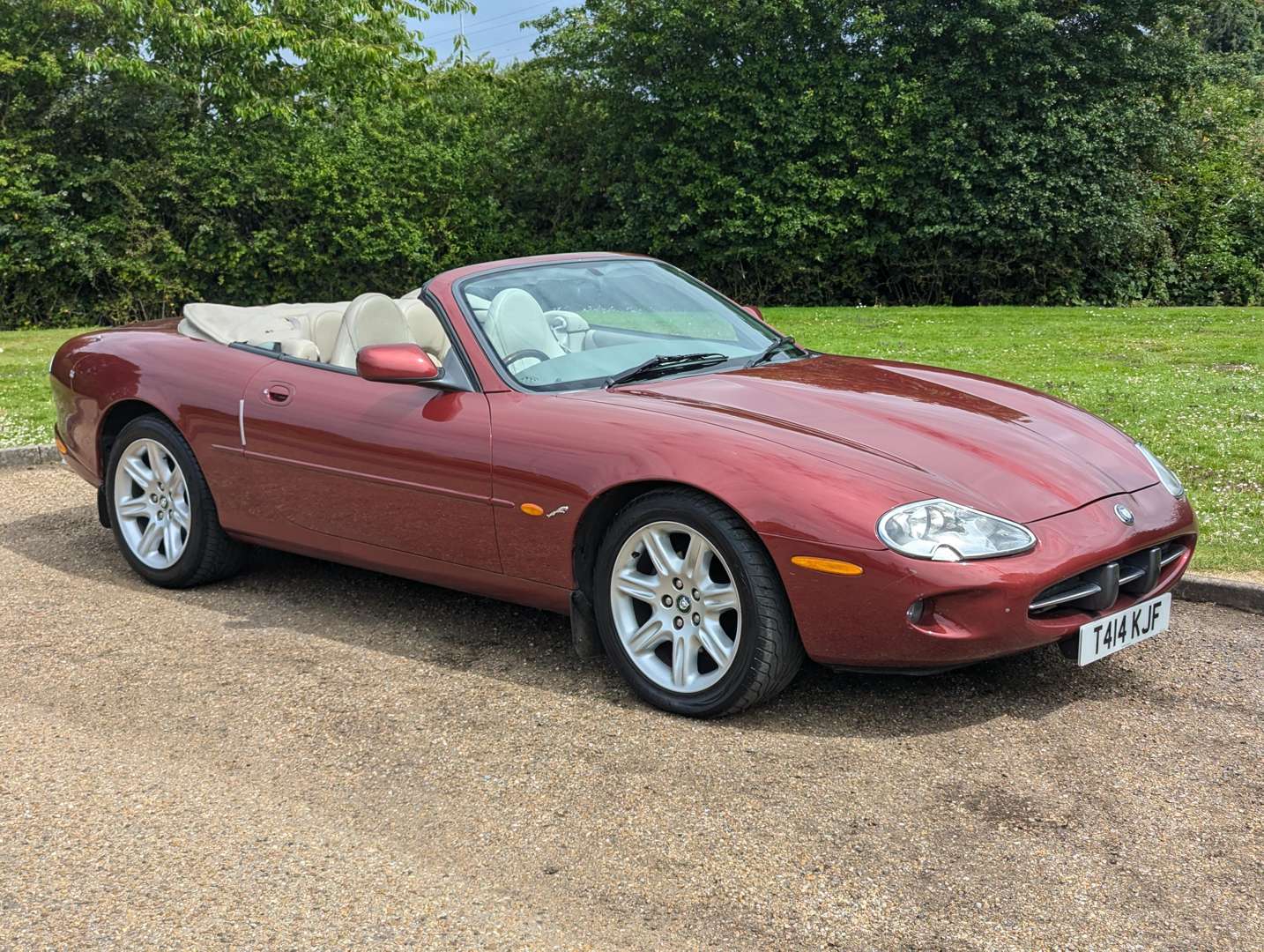 <p>1999 JAGUAR XK8 4.0 CONVERTIBLE AUTO</p>