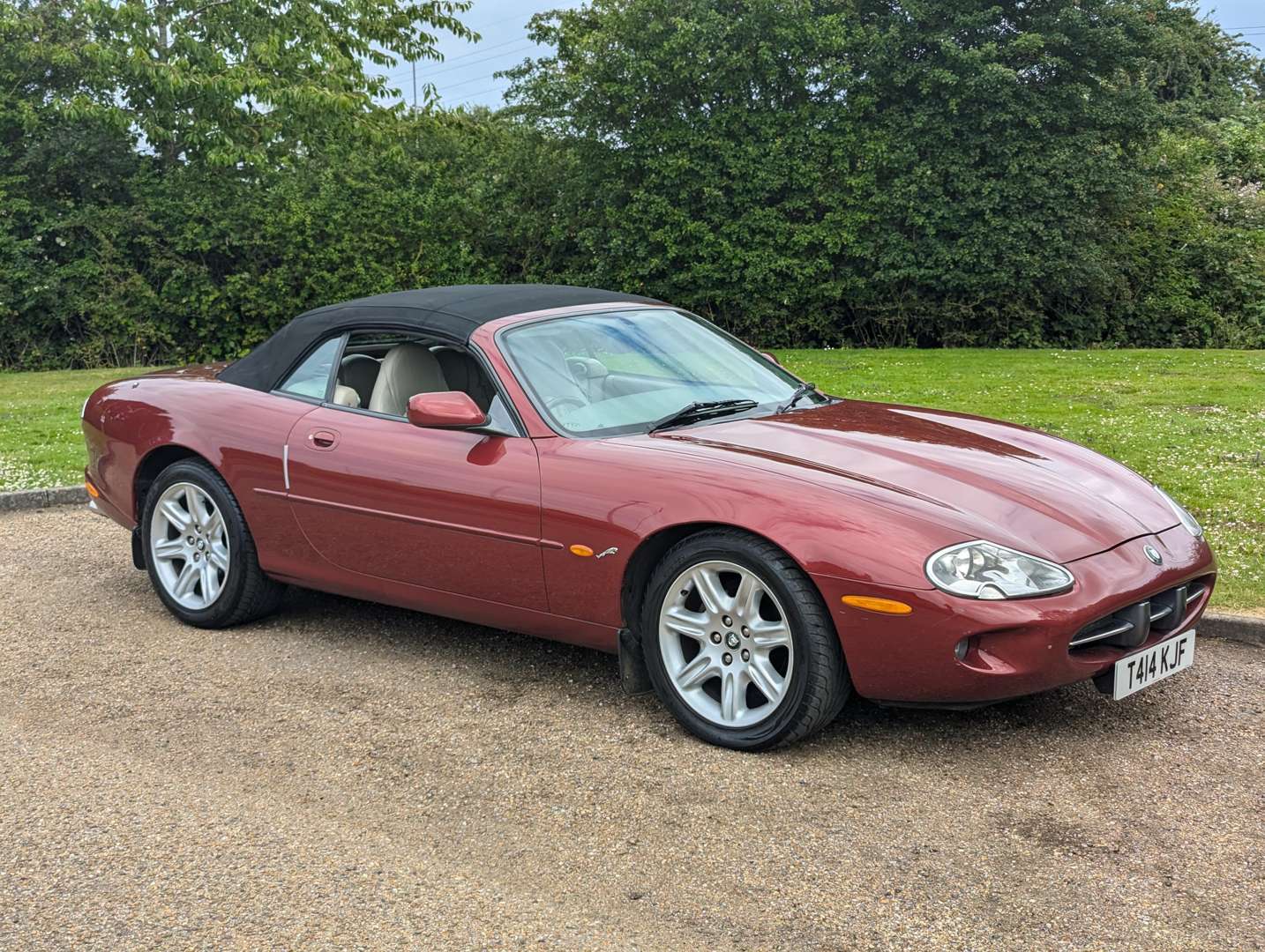 <p>1999 JAGUAR XK8 4.0 CONVERTIBLE AUTO</p>