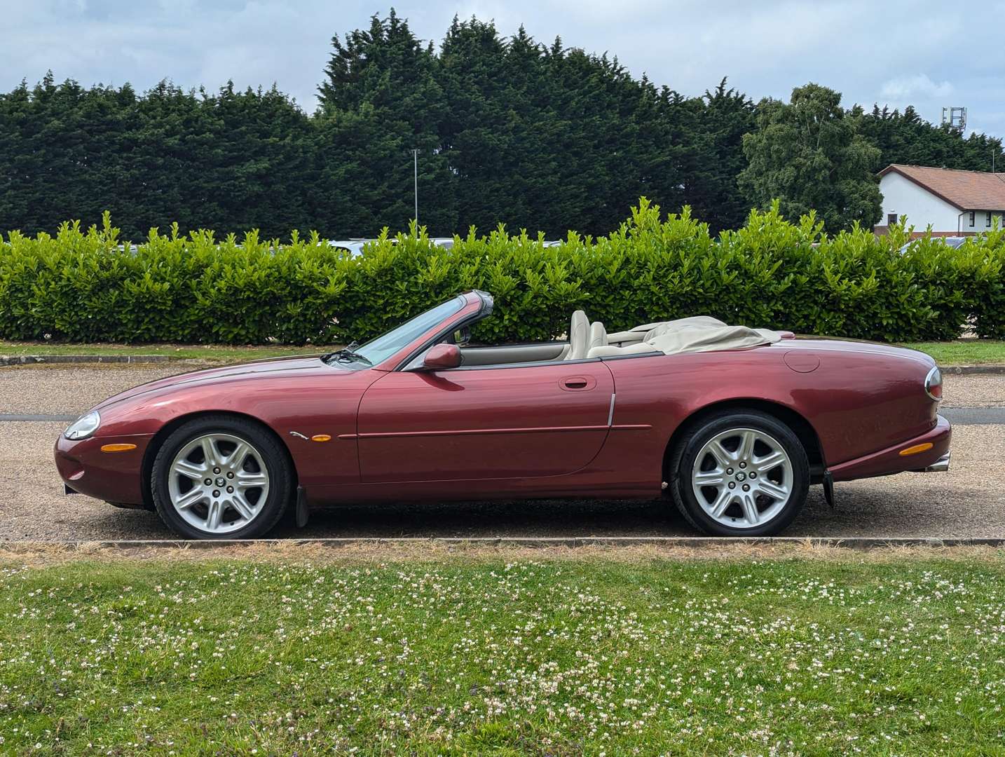 <p>1999 JAGUAR XK8 4.0 CONVERTIBLE AUTO</p>