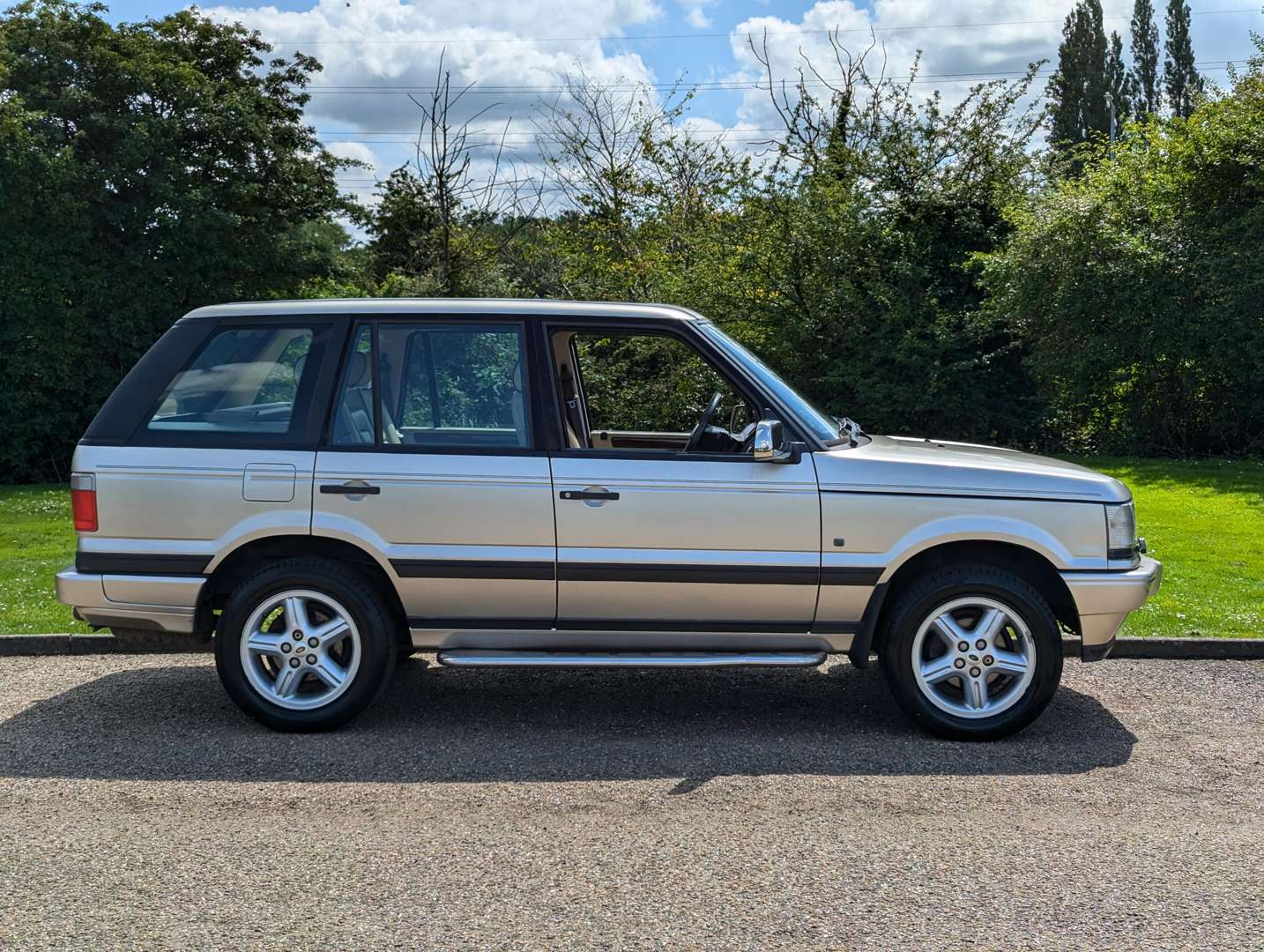 <p>1999 RANGE ROVER 4.6 HSE AUTO&nbsp;</p>