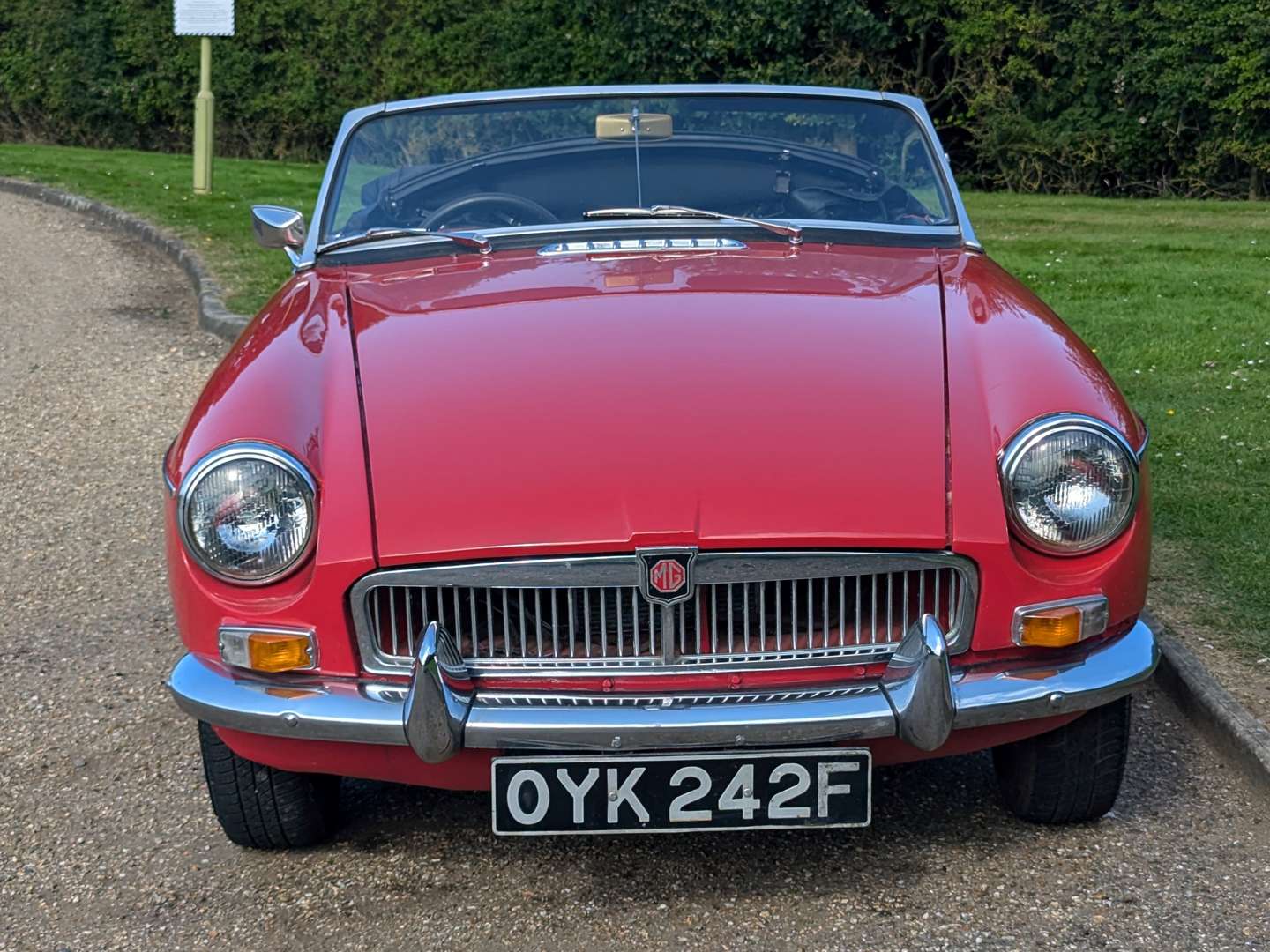 <p>1968 MG B ROADSTER&nbsp;</p>