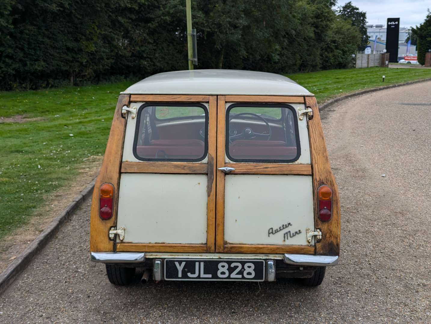 <p>1964 AUSTIN MINI TRAVELLER&nbsp;</p>