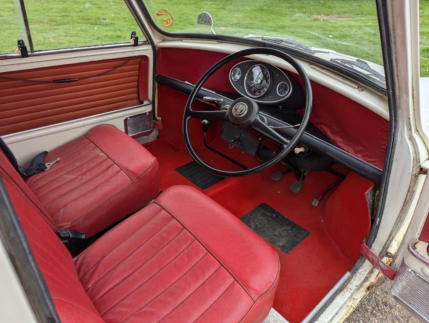 <p>1964 AUSTIN MINI TRAVELLER&nbsp;</p>