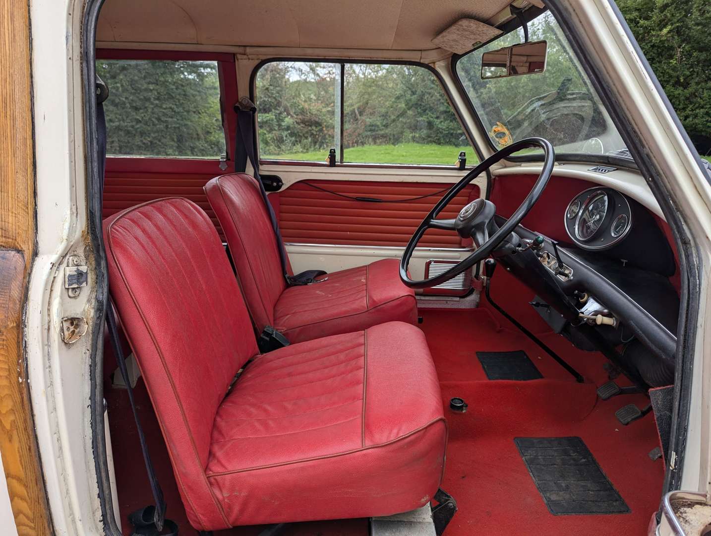 <p>1964 AUSTIN MINI TRAVELLER&nbsp;</p>