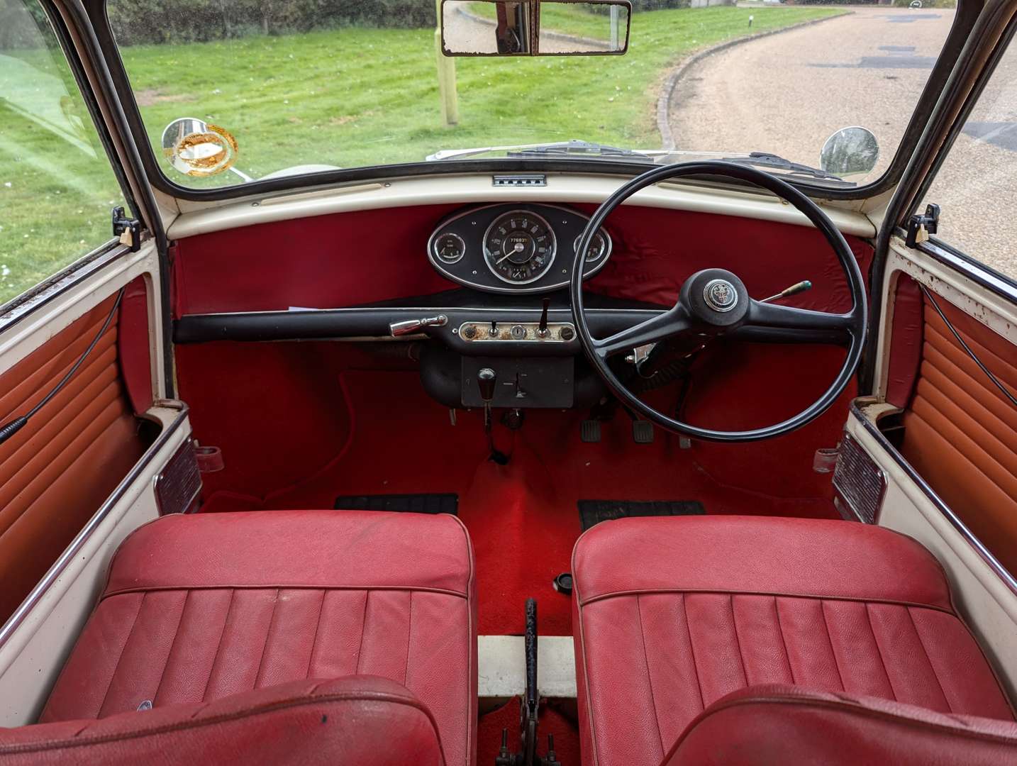 <p>1964 AUSTIN MINI TRAVELLER&nbsp;</p>