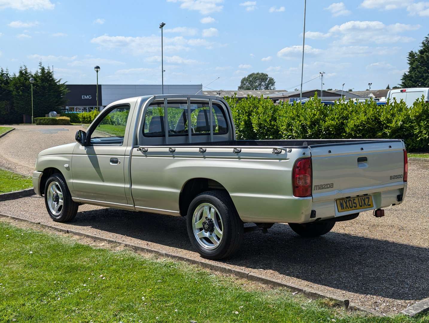 <p>2005 MAZDA B-SERIES 2500 SINGLE CAB PICK-UP</p>