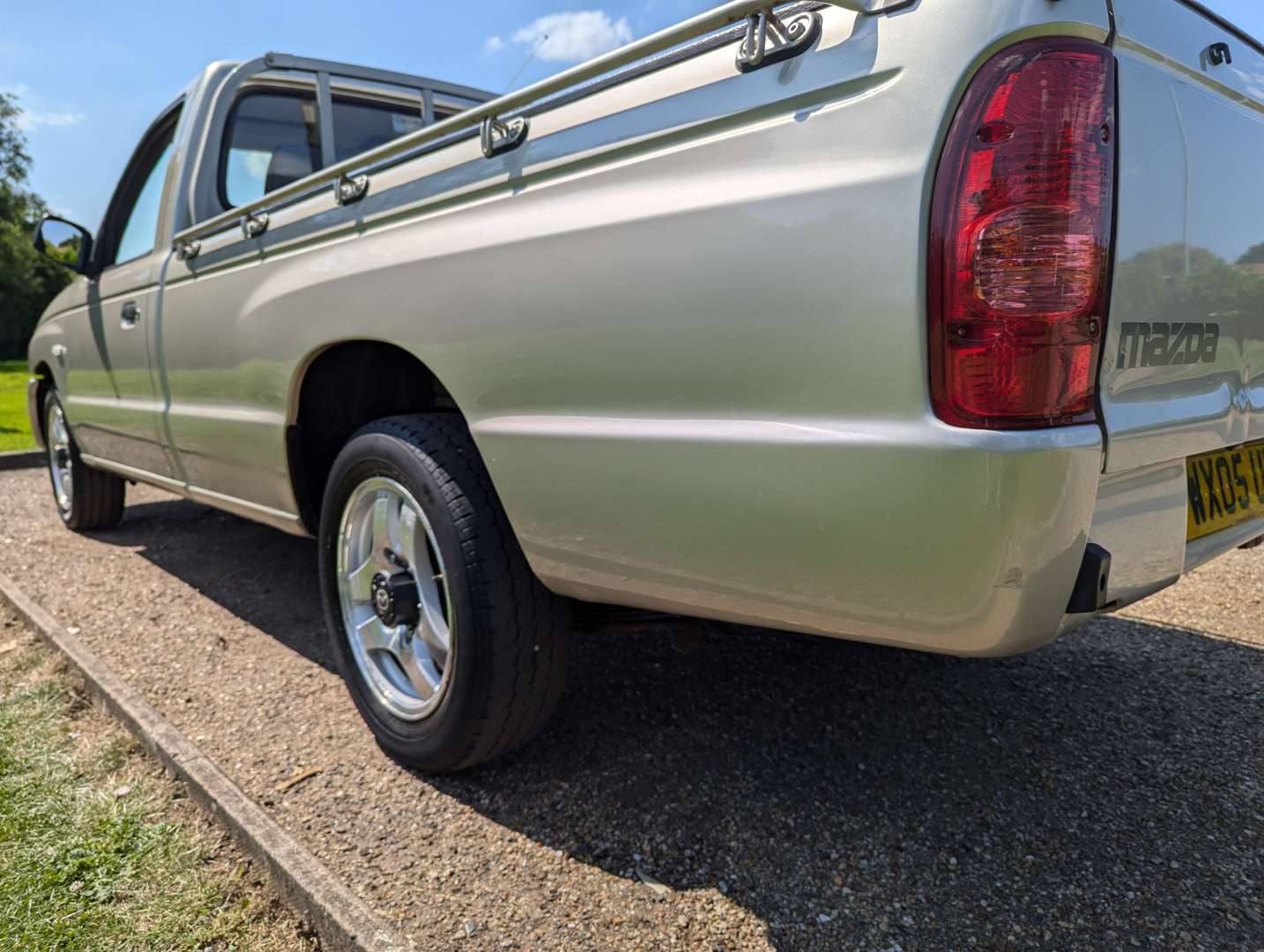 <p>2005 MAZDA B-SERIES 2500 SINGLE CAB PICK-UP</p>