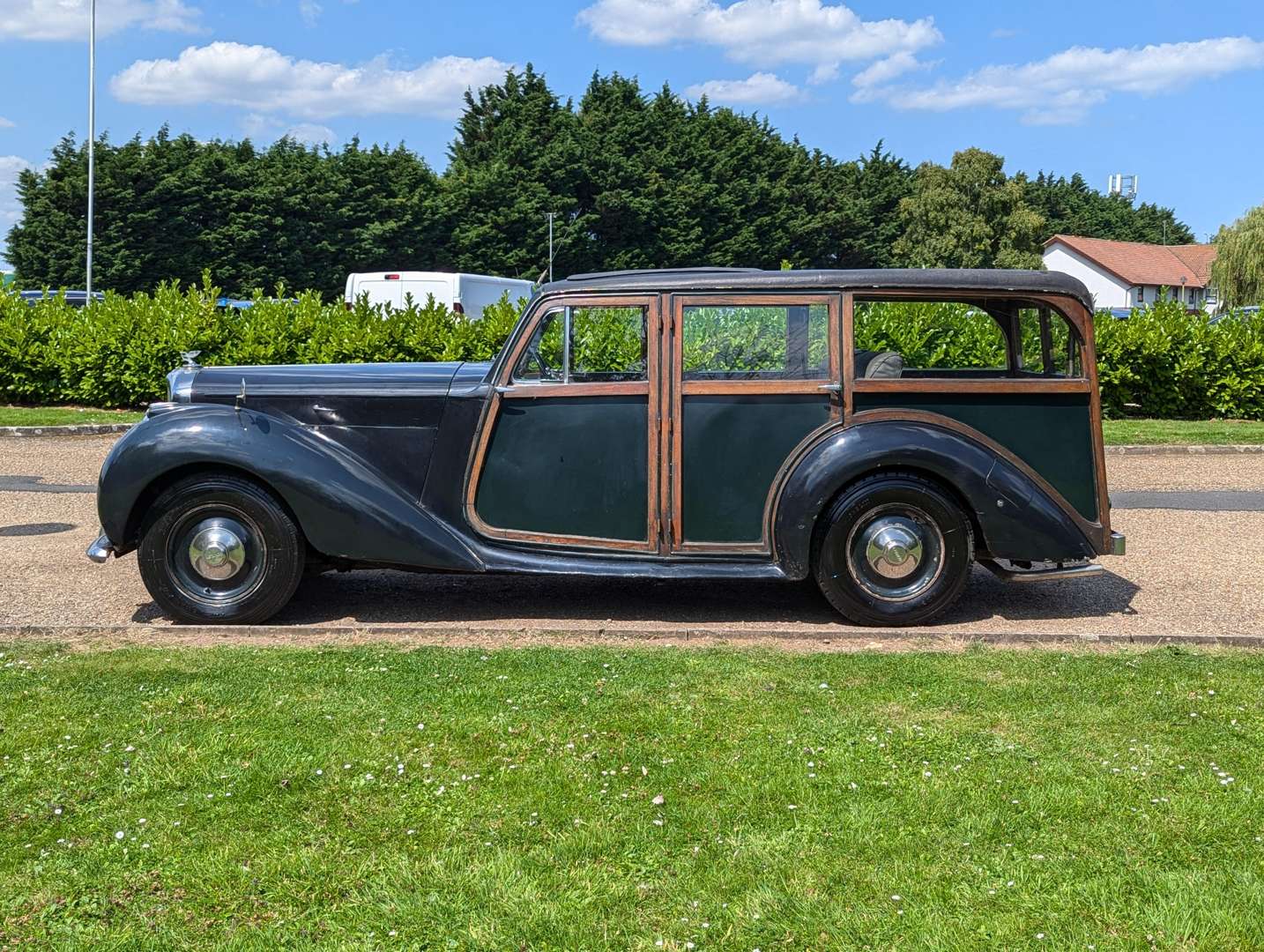 <p>1947 BENTLEY MKVI ESTATE&nbsp;</p>