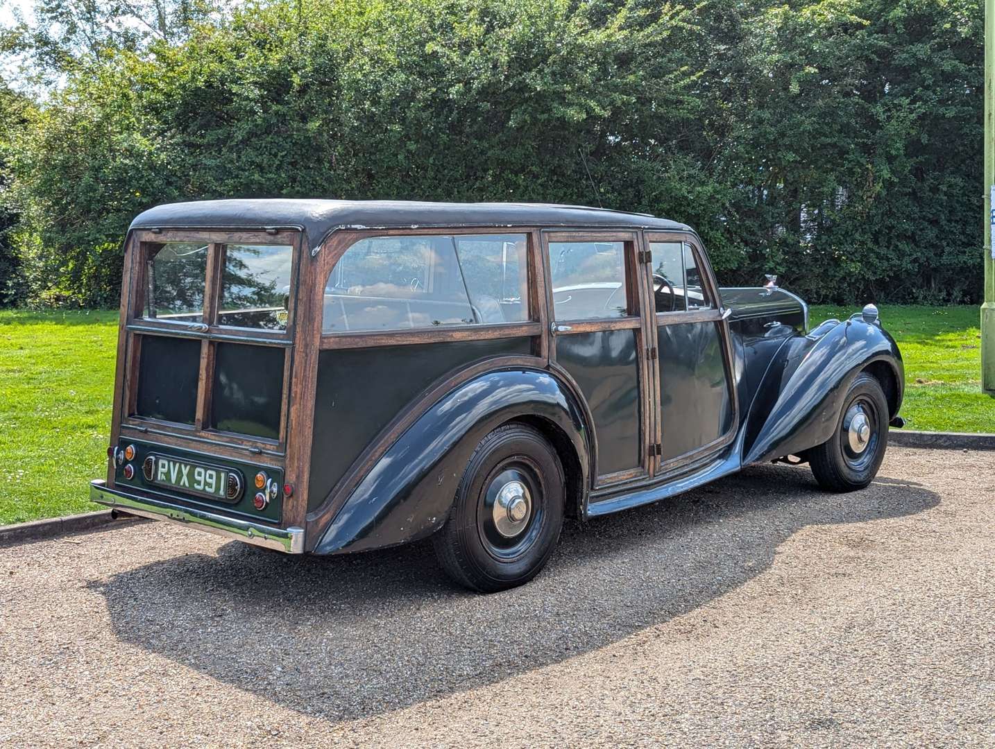 <p>1947 BENTLEY MKVI ESTATE&nbsp;</p>