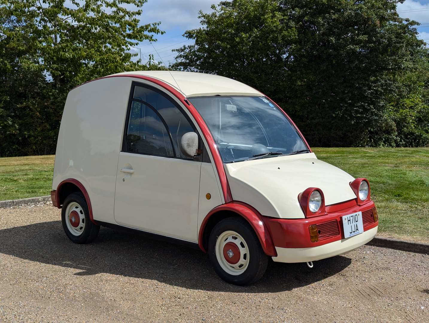 <p>1990 NISSAN S-CARGO AUTO&nbsp;</p>