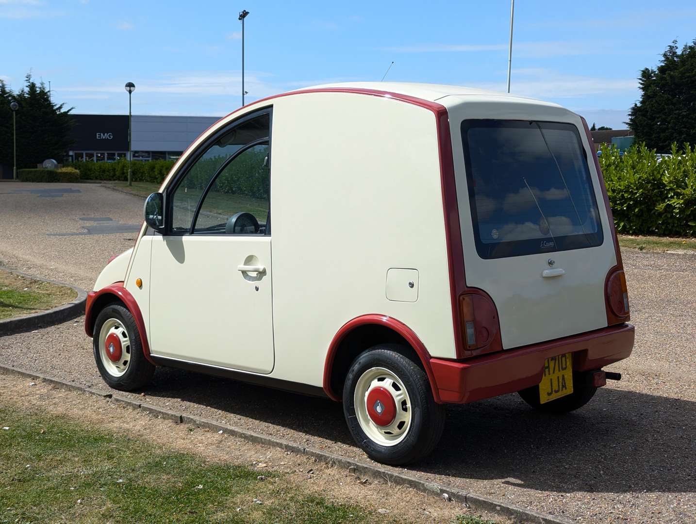 <p>1990 NISSAN S-CARGO AUTO&nbsp;</p>