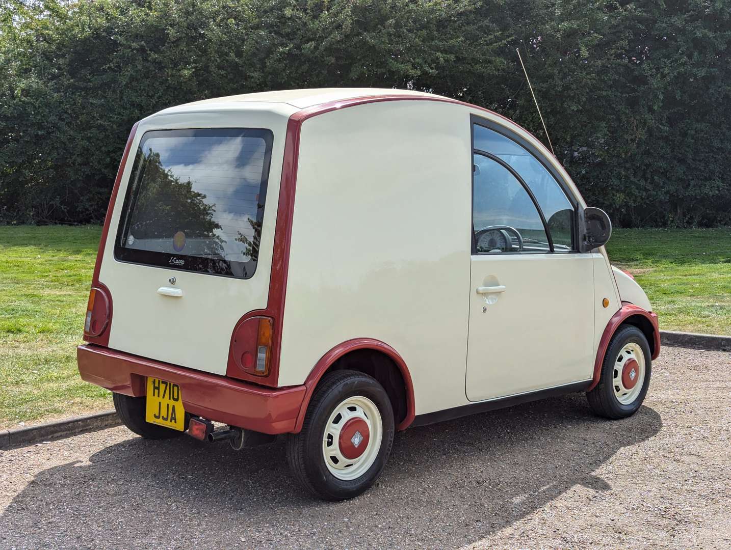 <p>1990 NISSAN S-CARGO AUTO&nbsp;</p>