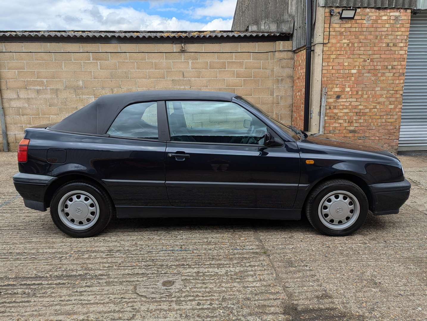 <p>1997 VW GOLF 1.8 CABRIOLET AUTO</p>