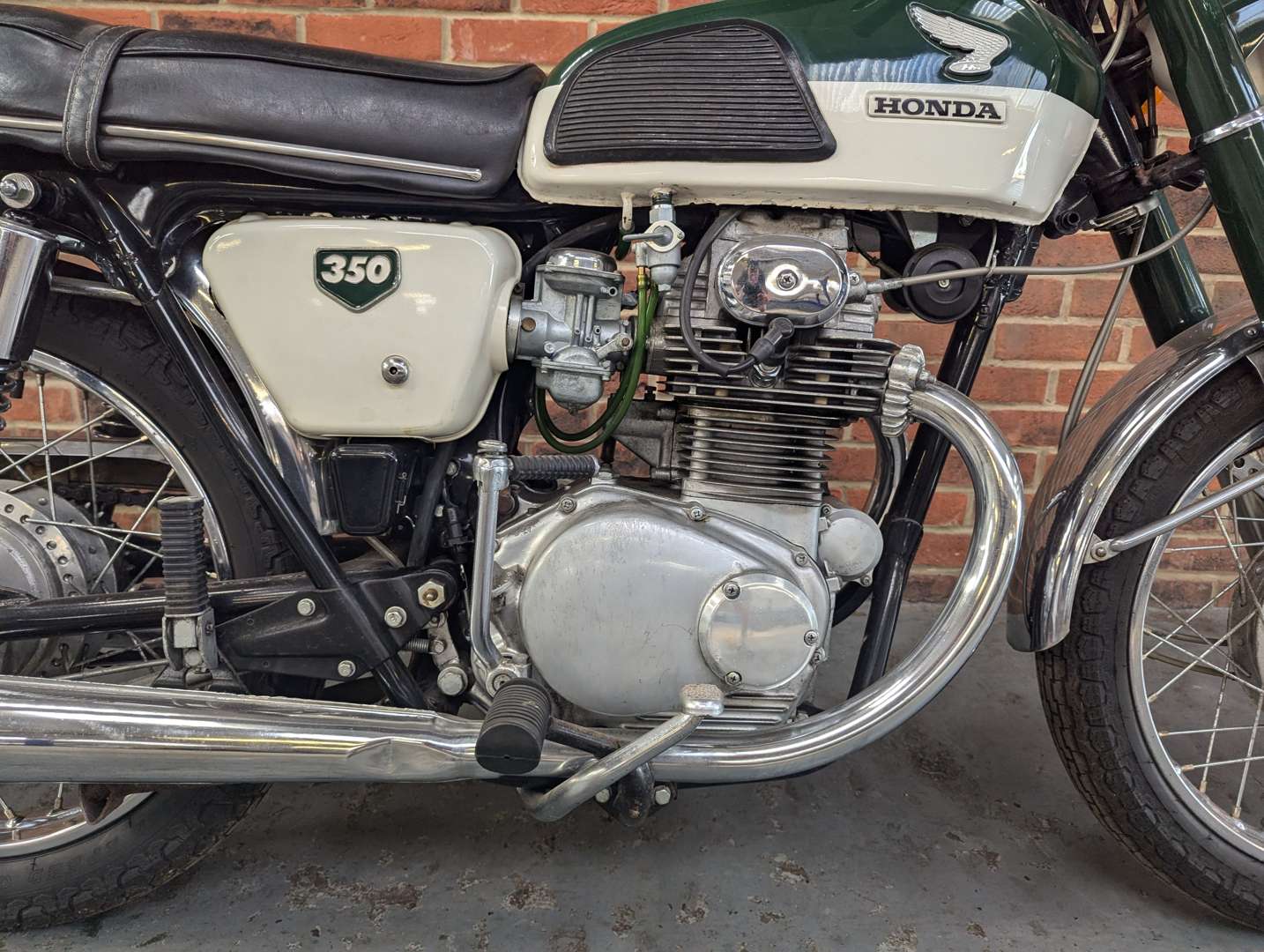 <p>1969 HONDA CB 350E</p>