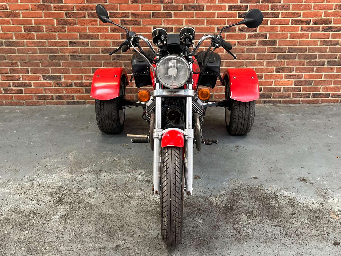 <p>1990 MOTO GUZZI 500CC TRIKE&nbsp;</p>