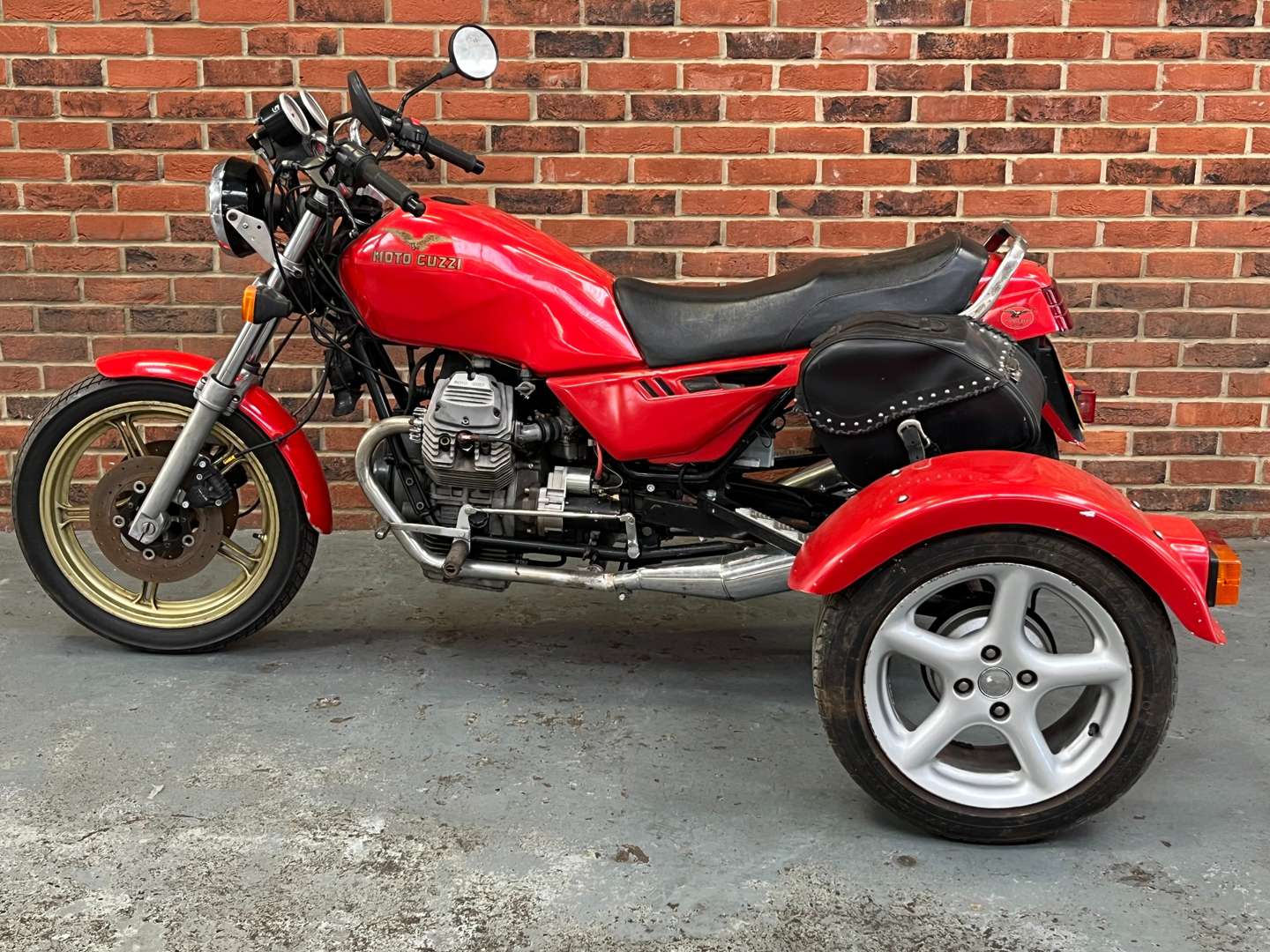 <p>1990 MOTO GUZZI 500CC TRIKE&nbsp;</p>