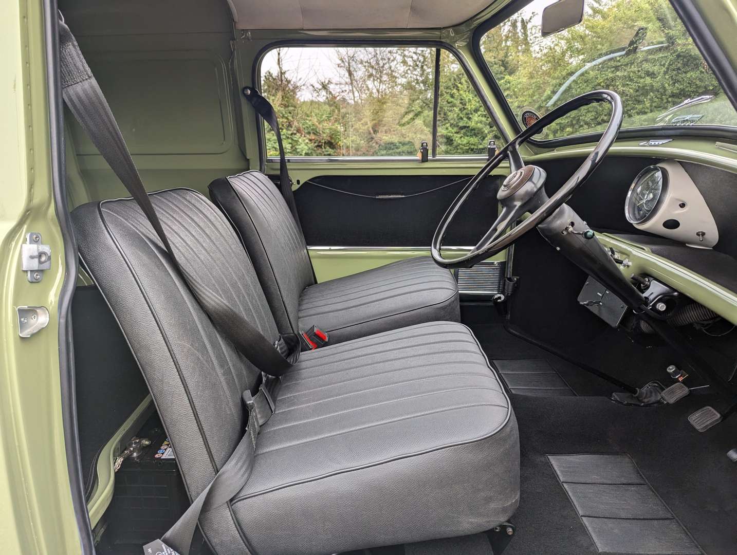 <p>1967 AUSTIN MINI VAN&nbsp;</p>