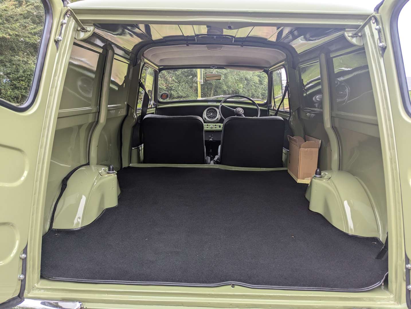 <p>1967 AUSTIN MINI VAN&nbsp;</p>