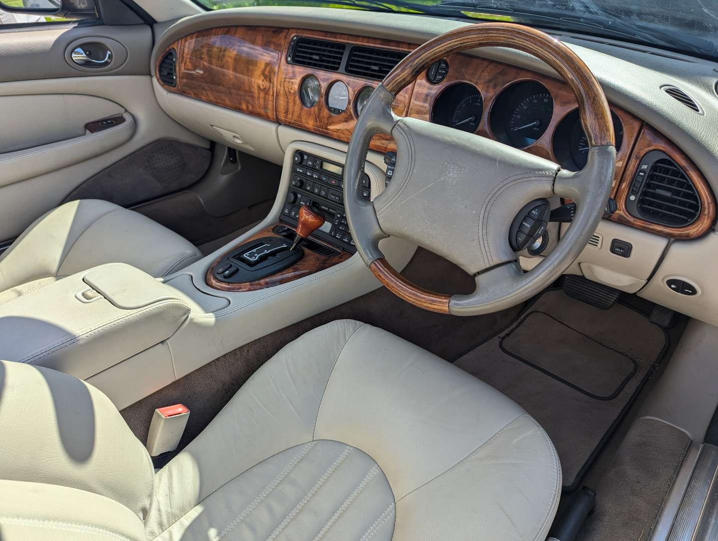 <p>1998 JAGUAR XK8 4.0 CONVERTIBLE AUTO</p>