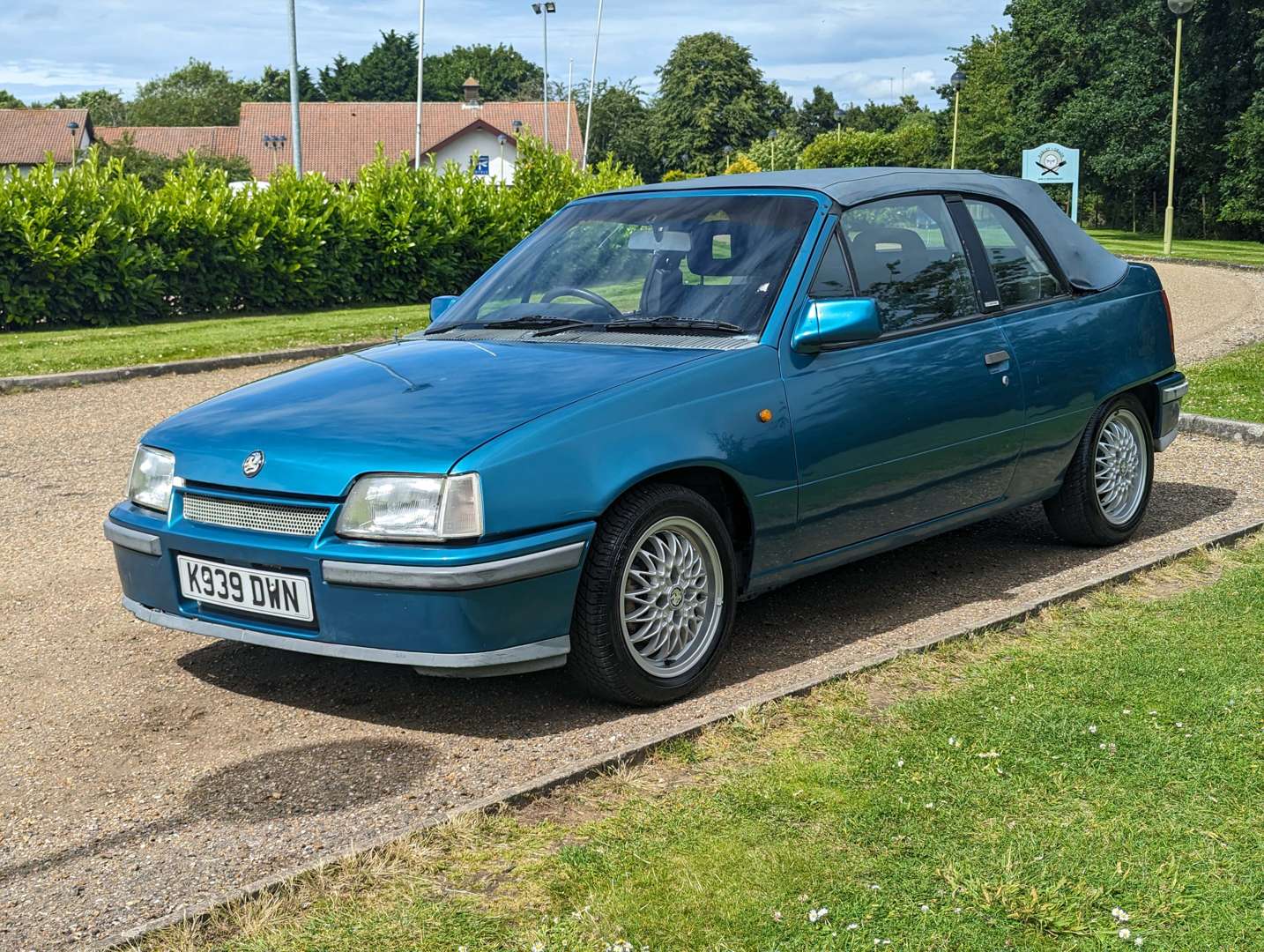 <p>1993 VAUXHALL ASTRA 2.0 EXCLUSIVE CONVERTIBLE&nbsp;</p>