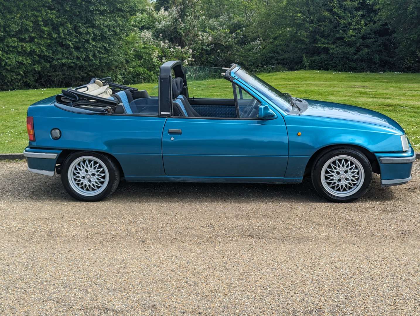 <p>1993 VAUXHALL ASTRA 2.0 EXCLUSIVE CONVERTIBLE&nbsp;</p>