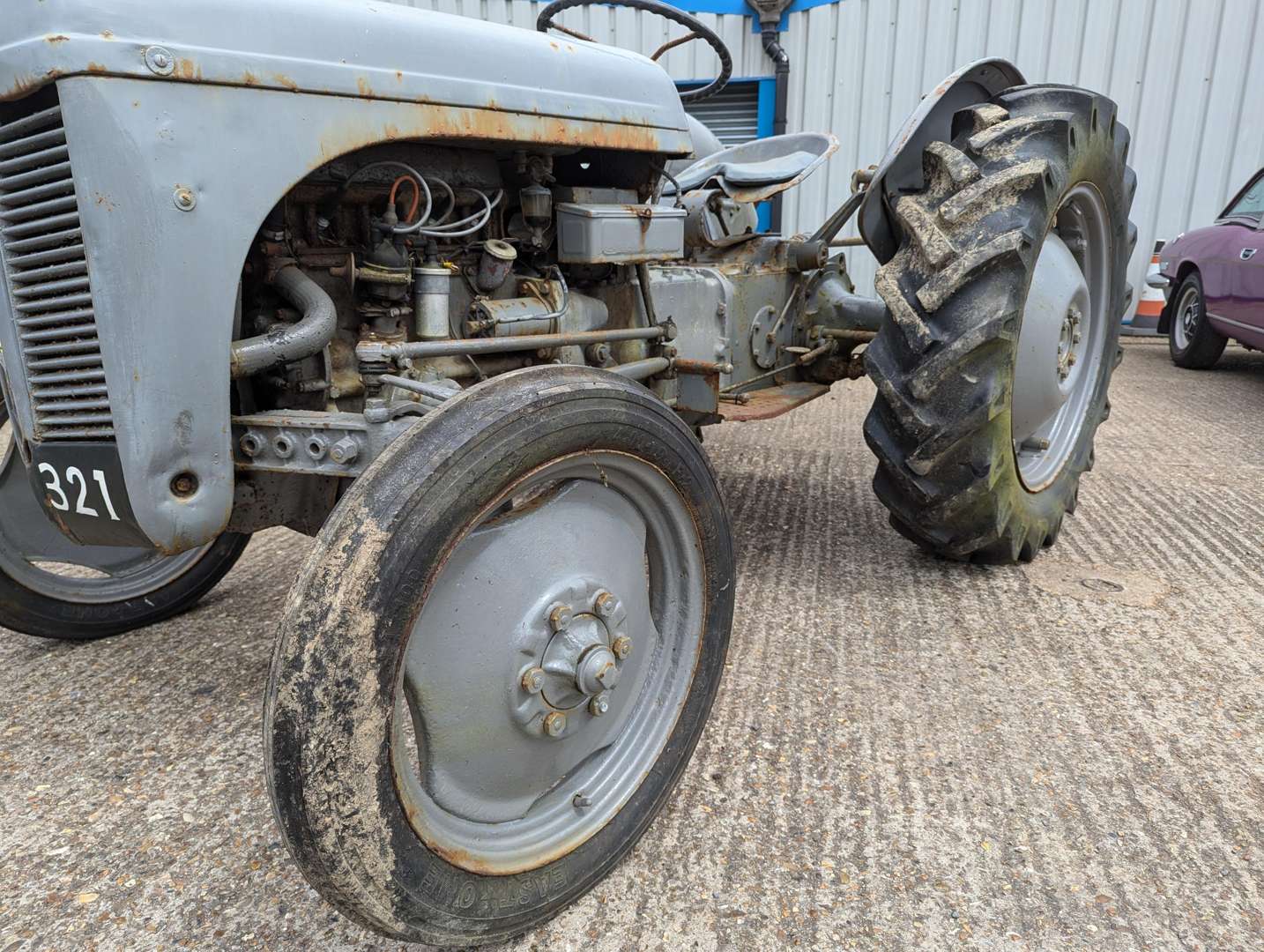 <p>FERGUSON TRACTOR&nbsp;</p>