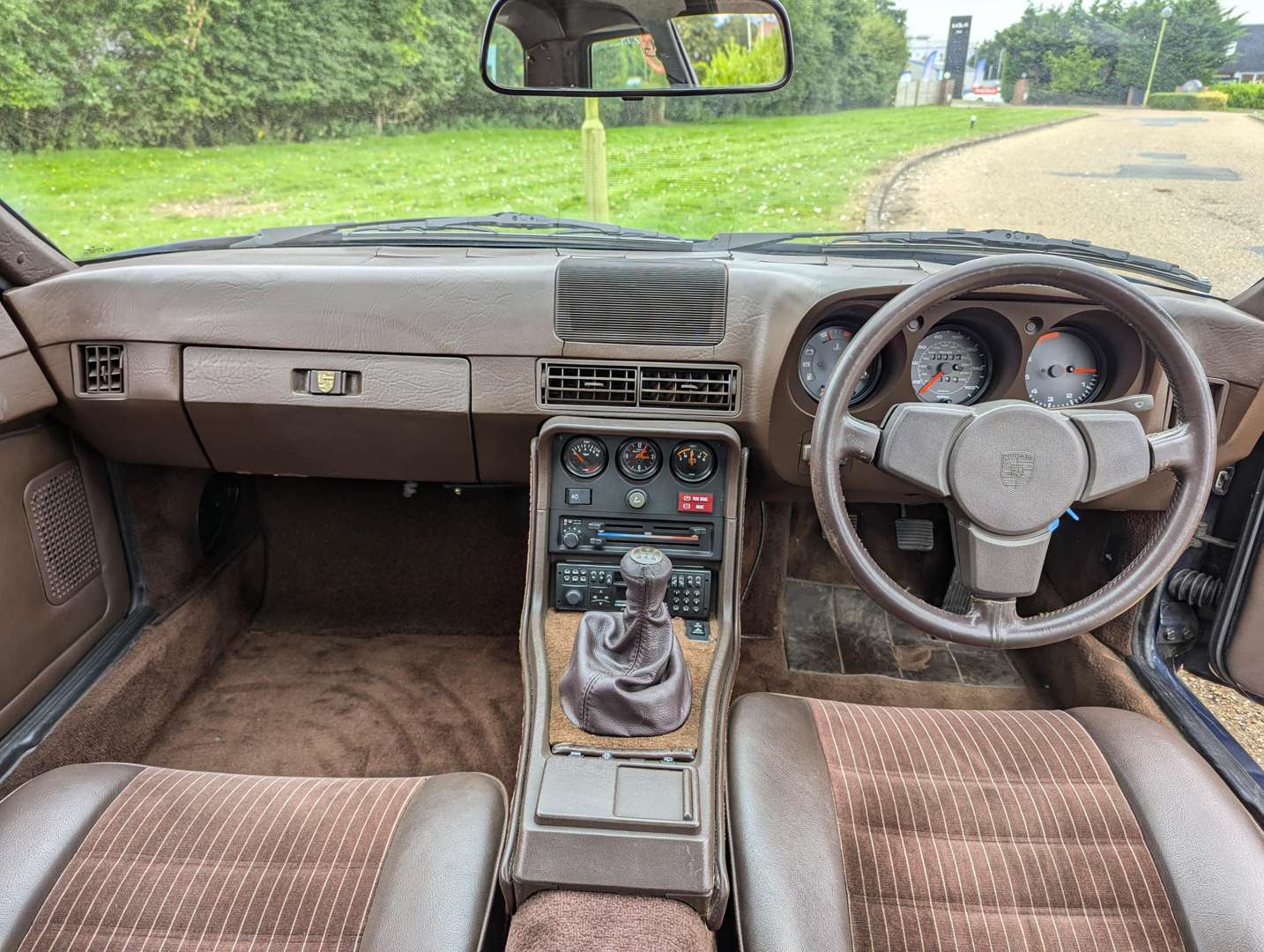 <p>1985 PORSCHE 924 COUPE&nbsp;</p>